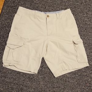 Hilfiger men's classic fit shorts beige color size 34 L/XL pre-owned.